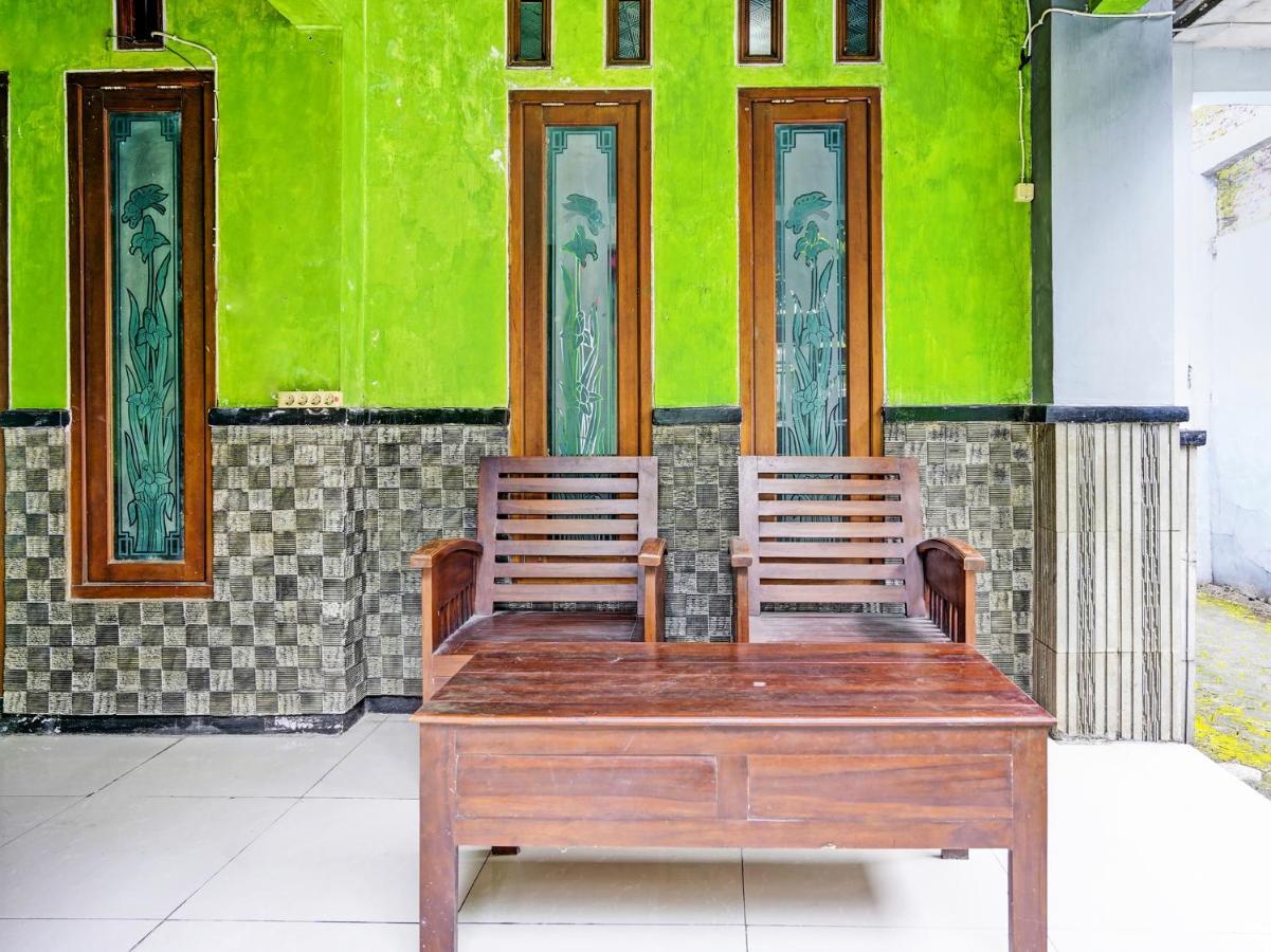 Oyo 92086 Fun Guesthouse Syariah Mojokerto Екстериор снимка