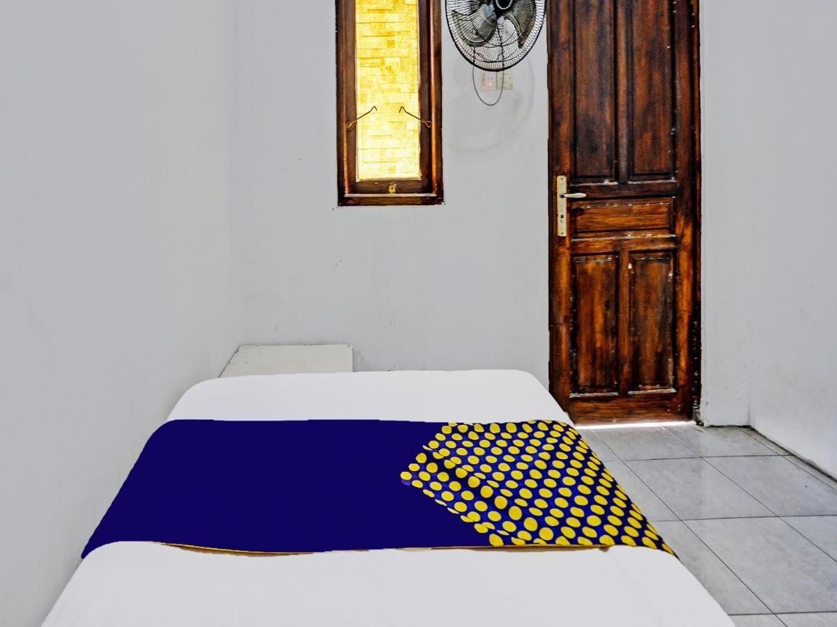 Oyo 92086 Fun Guesthouse Syariah Mojokerto Екстериор снимка