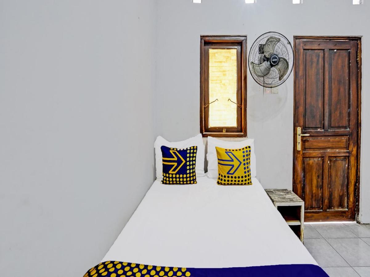 Oyo 92086 Fun Guesthouse Syariah Mojokerto Екстериор снимка